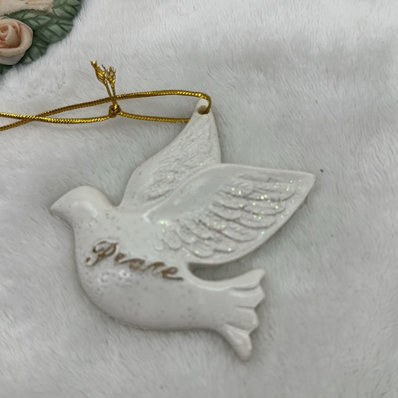 Christmas Ornaments Lot of (4) Resin 3- Doves & 1- Wreath with Doves & Roses - Picture 5 of 7